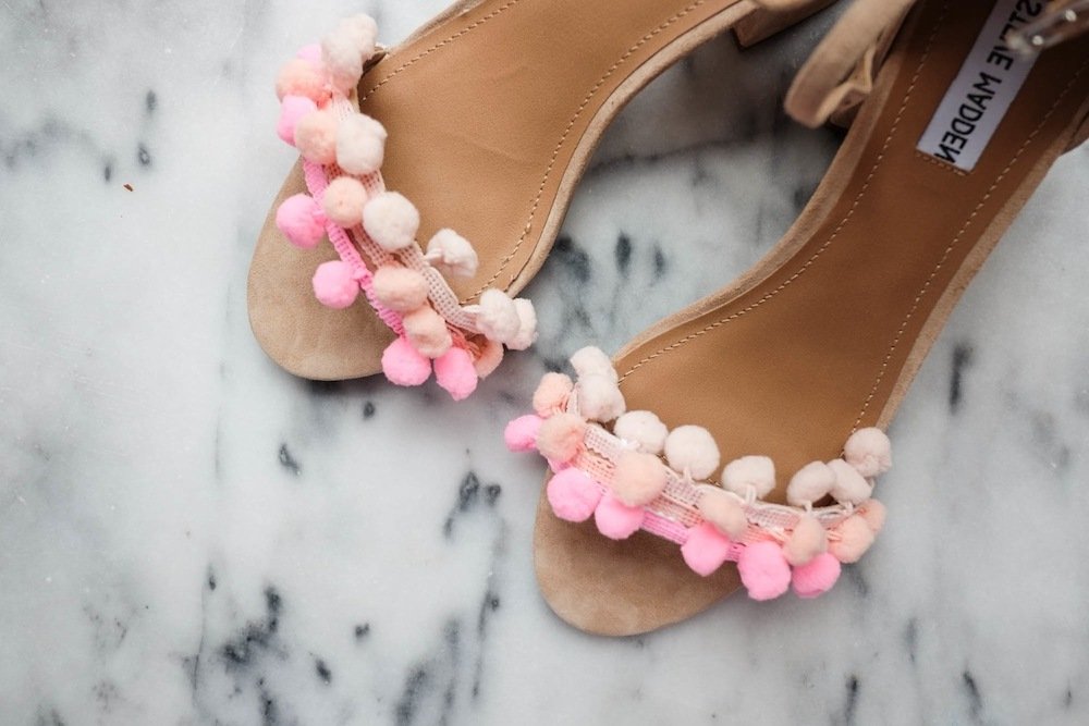 Istruzioni fai-da-te per ravvivare le scarpe da donna con i pompon Istruzioni fai-da-te per ravvivare le scarpe da donna con i pompon