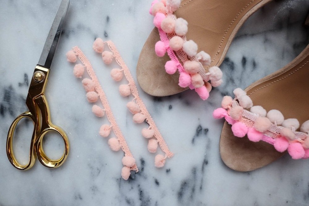 Come ravvivi le tue vecchie scarpe da donna con i pompon? Come ravvivi le tue vecchie scarpe da donna con i pompon?