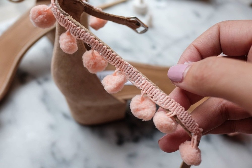 Ravviva le tue vecchie scarpe da donna con i pompon per dare loro un aspetto abbagliante Ravviva le tue vecchie scarpe da donna con i pompon per dare loro un aspetto abbagliante