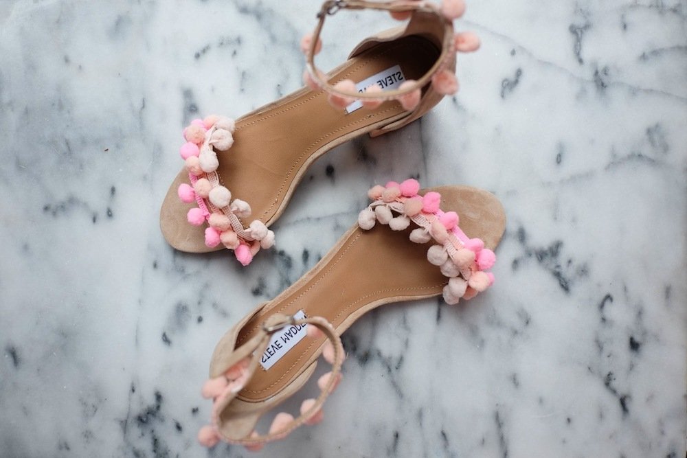 Il risultato del fai da te: il tuo bellissimo e divertente viale di sabbia con i pompon arcobaleno è pronto per essere indossato. Il risultato del fai da te: il tuo bellissimo e divertente viale di sabbia con i pompon arcobaleno è pronto per essere indossato.