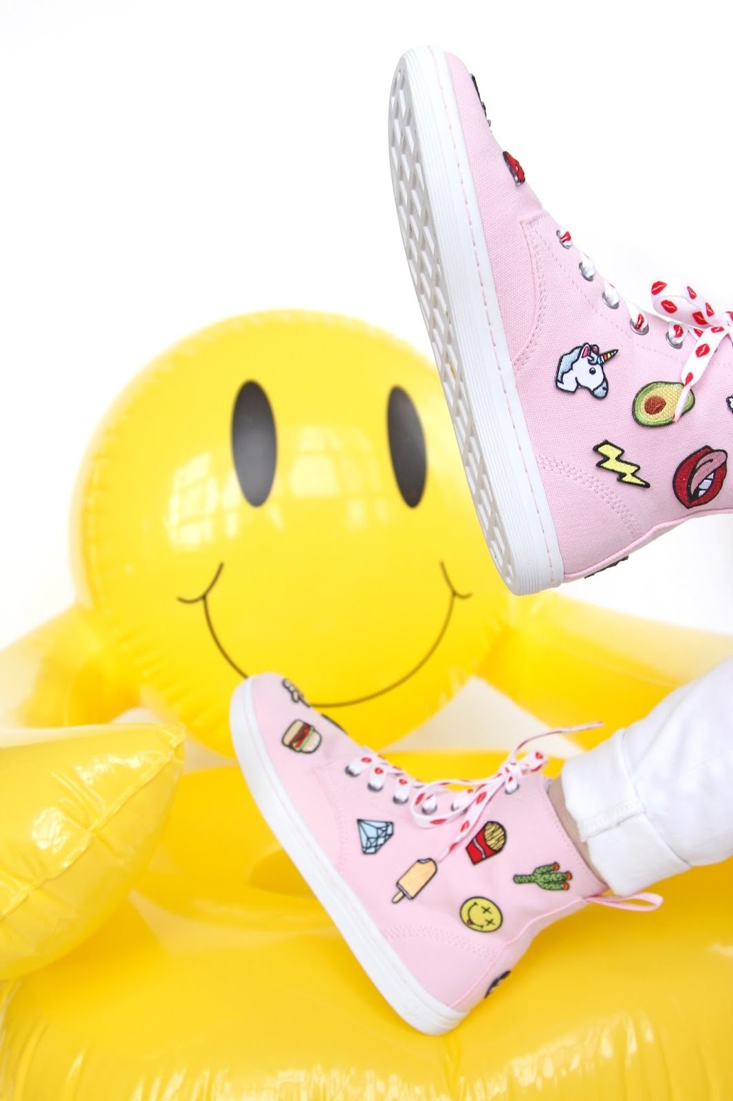 Siamo totalmente innamorati di queste graziose scarpe da donna: sono un vero gioiello e ci deliziano a ogni vista.