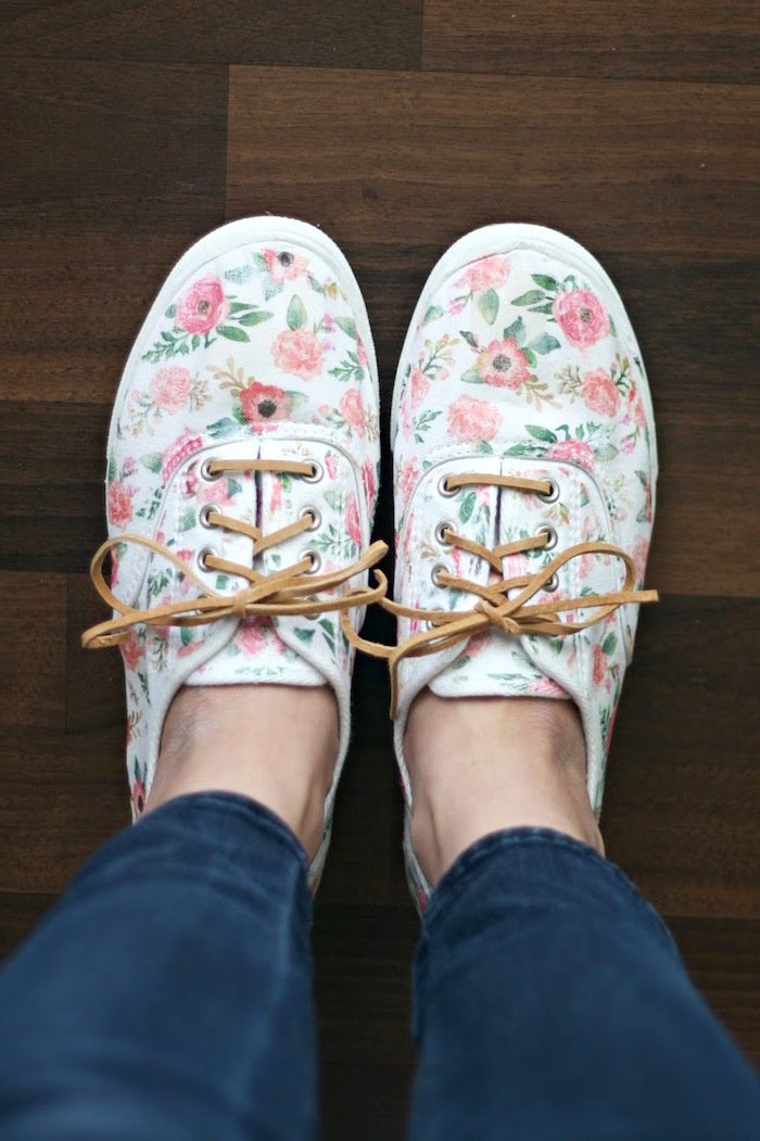 Puoi trovare ancora più fantastici fai-da-te per ravvivare le scarpe da donna qui!