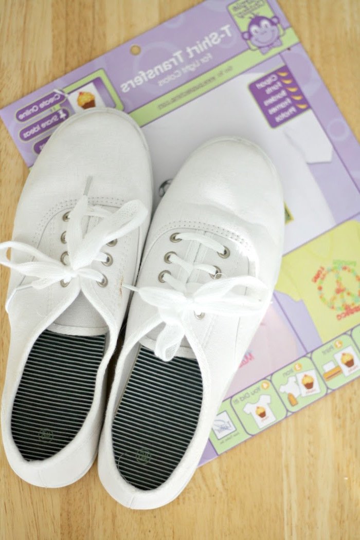 Dai un nuovo look alle semplici scarpe da donna Dai un nuovo look alle semplici scarpe da donna