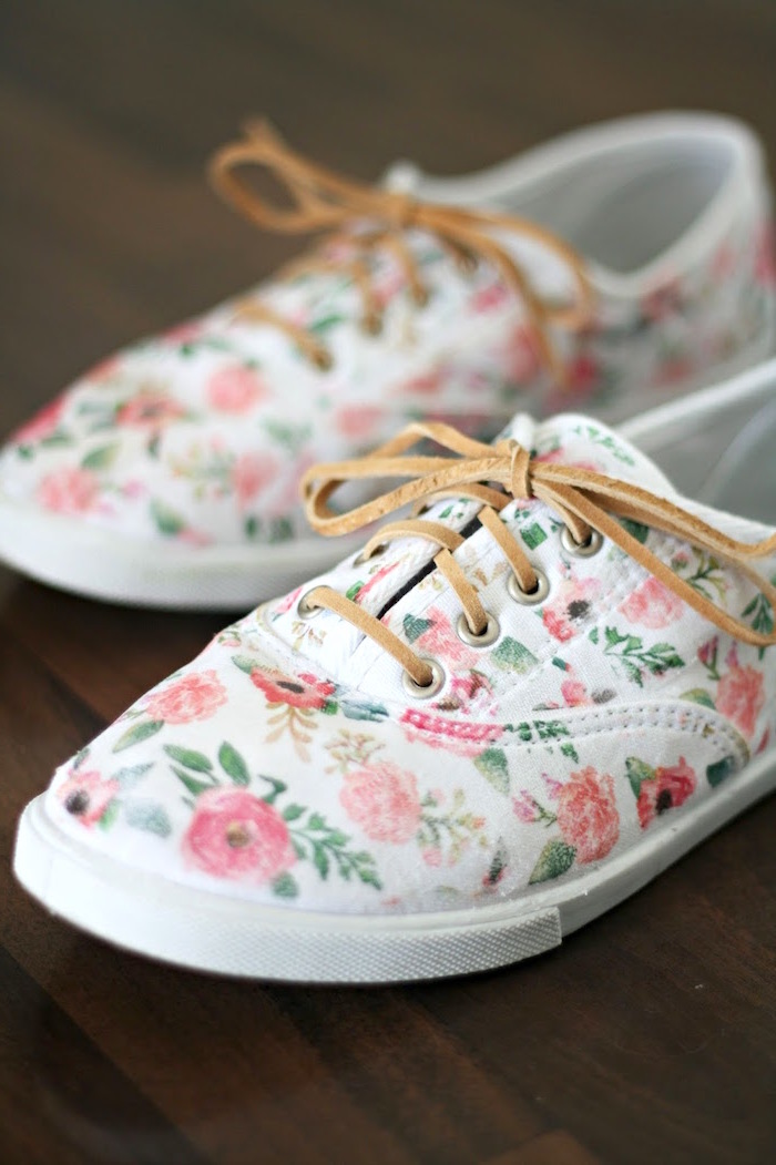 Istruzioni fai-da-te per scarpe da donna: il nuovo look delle sneakers dopo averle ravvivate