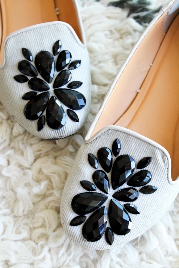 Ravviva le scarpe da donna fai da te: ballerine con pietre nere