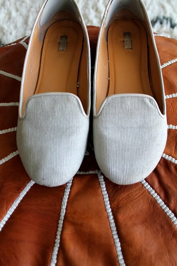 Le vecchie scarpe da donna evocano un nuovo look