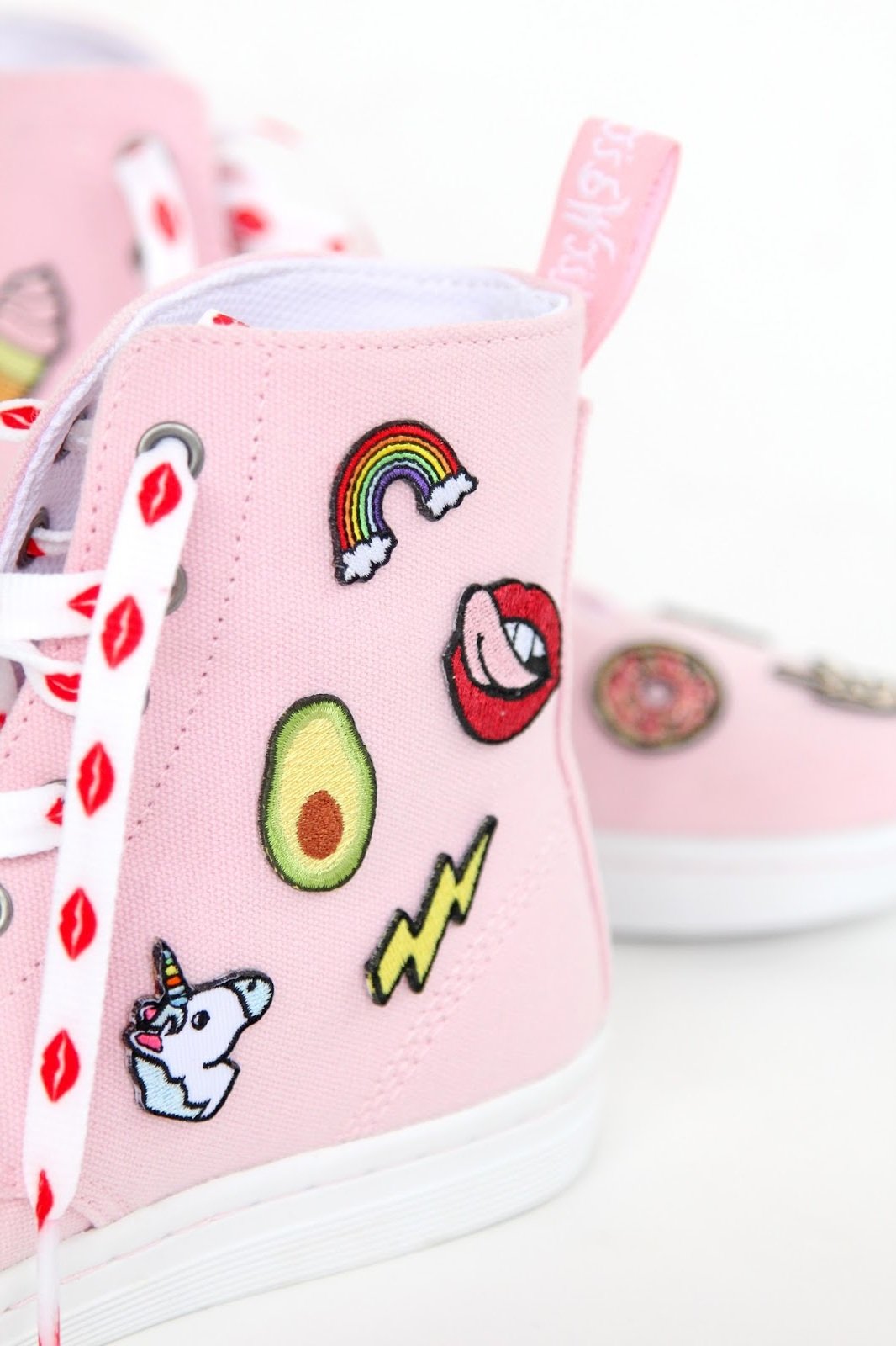 Look laterale delle nuove scarpe da donna dopo averle ravvivate Look laterale delle nuove scarpe da donna dopo averle ravvivate