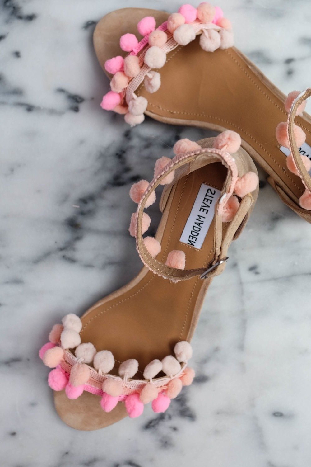 Dai alle vecchie scarpe estive da donna un nuovo look divertente Dai alle vecchie scarpe estive da donna un nuovo look divertente