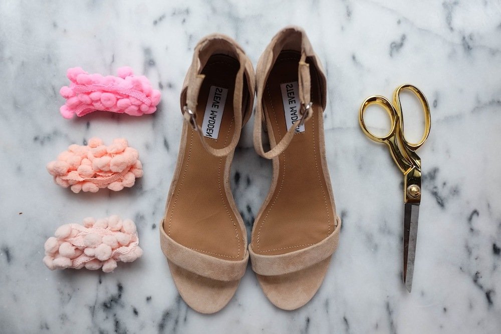 Ravviva i materiali e le attrezzature necessarie per le nostre fantastiche istruzioni fai-da-te per le scarpe da donna Ravviva i materiali e le attrezzature necessarie per le nostre fantastiche istruzioni fai-da-te per le scarpe da donna