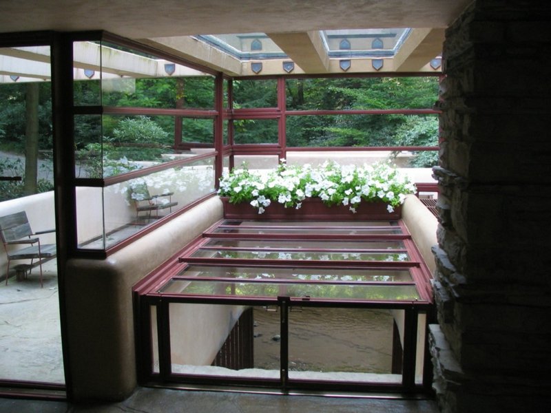 Fallingwater House beaucoup de fenêtres plus de lumière Fallingwater House bien éclairé avec beaucoup de fenêtres