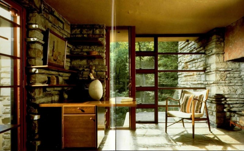 Le verre et la pierre naturelle dominent l'intérieur Verre intérieur Fallingwater House et pierre naturelle