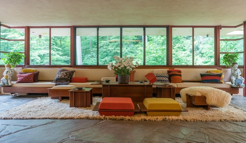 Salon de la maison Fallingwater confortable Coin salon dans le salon look magnifique