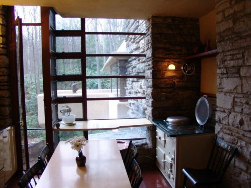 Fallingwater House la petite cuisine Cuisine petite table à manger beaucoup de fenêtres