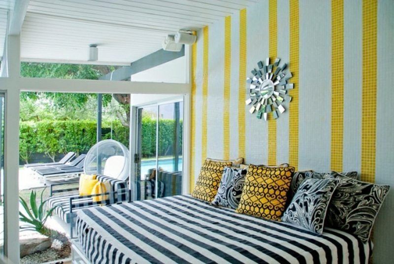 Cuscini decorativi dal design originale della camera da letto con motivo a strisce della parete di accento Idee soggiorno camera da letto arredamento moderno motivo a righe come accento