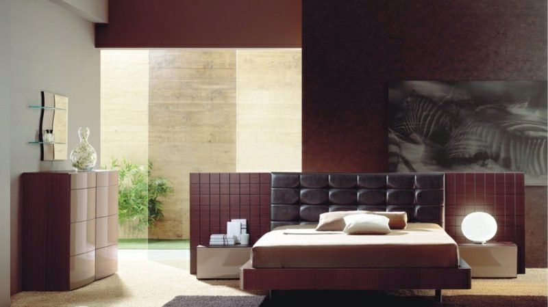 Arredare la camera da letto in modo moderno Rivestimenti in pelle del letto dai colori accentati rosso bordeaux e marrone Idee per la camera da letto color design bordeaux marrone