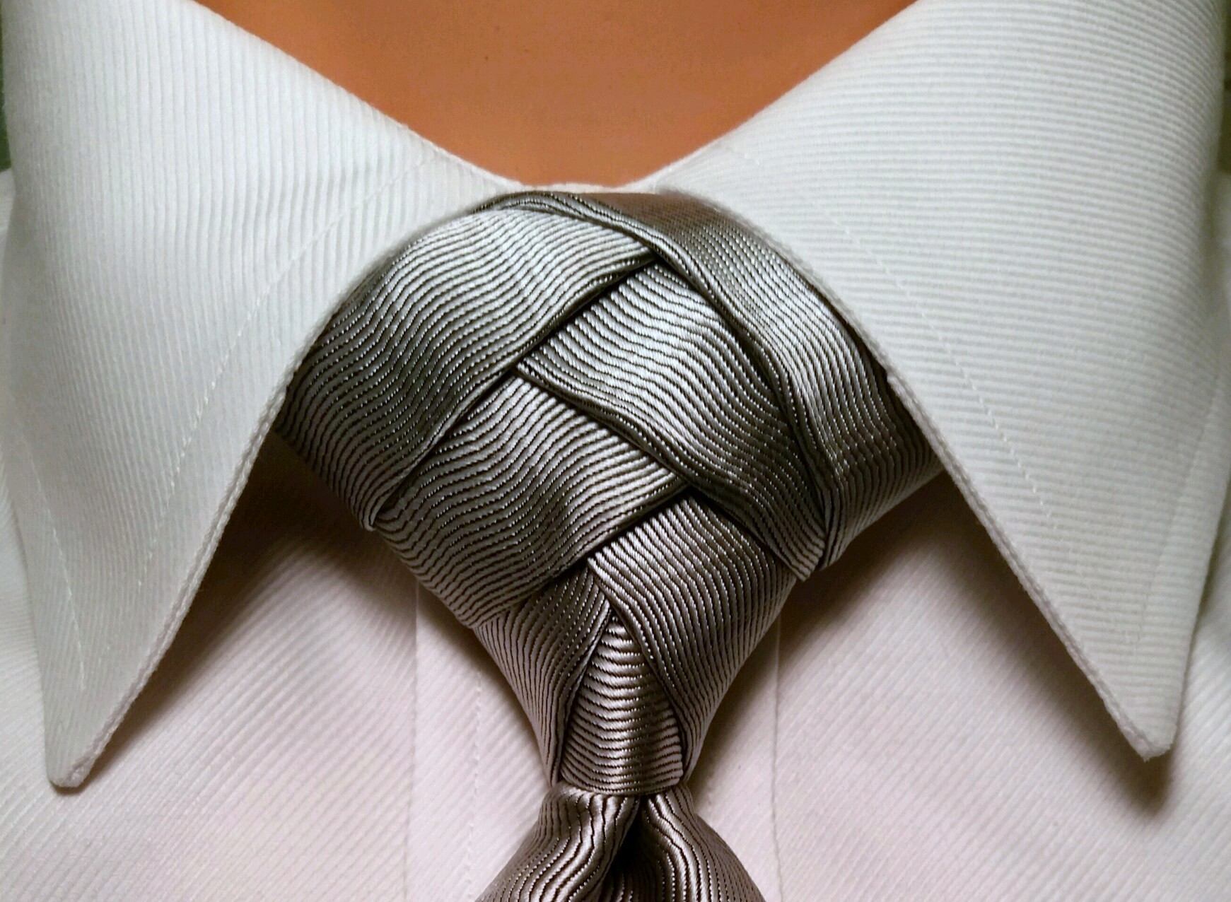 Des instructions pour des nœuds de cravate uniques peuvent être trouvées ici! Des instructions pour des nœuds de cravate uniques peuvent être trouvées ici!