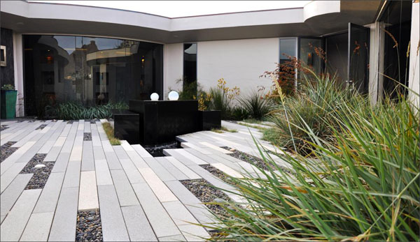 Priroda naglašava šljunčano dvorište Dvorište šljunka prirode