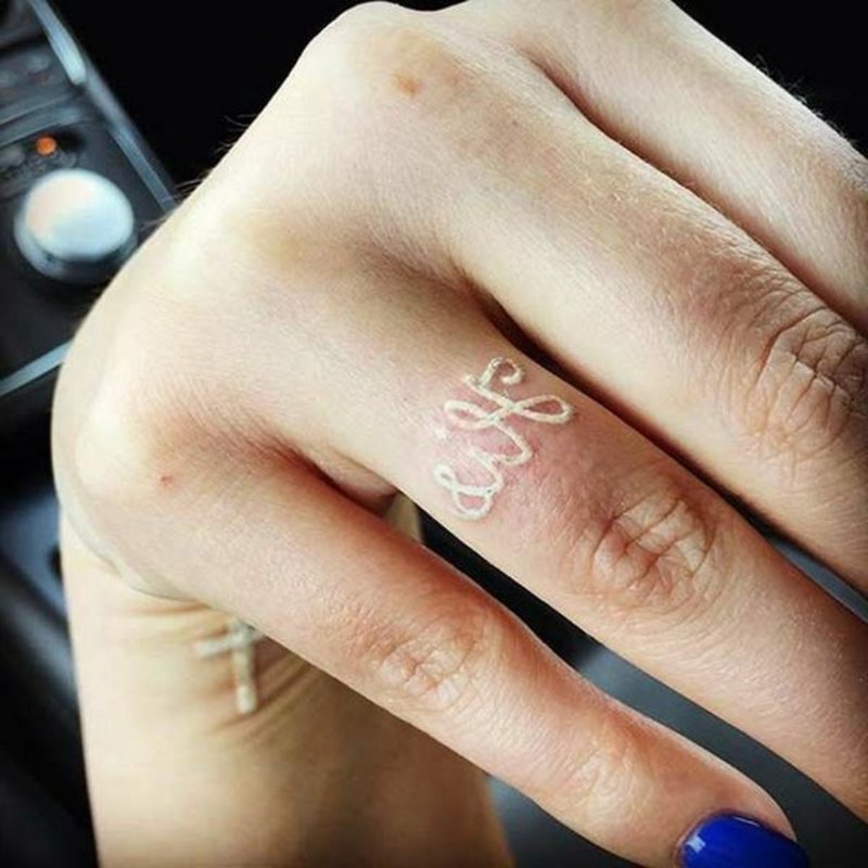 Tatouage d'alliances à l'encre blanche