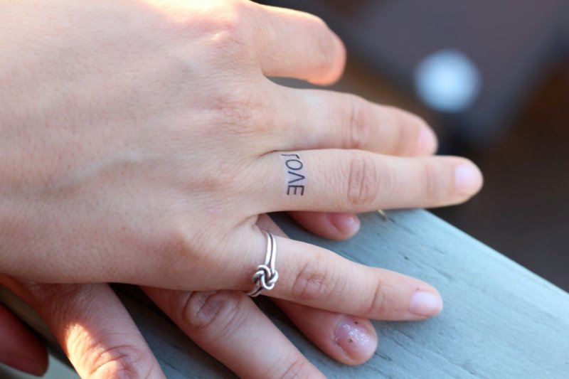 Anneaux de mariage mot de tatouage amour grand