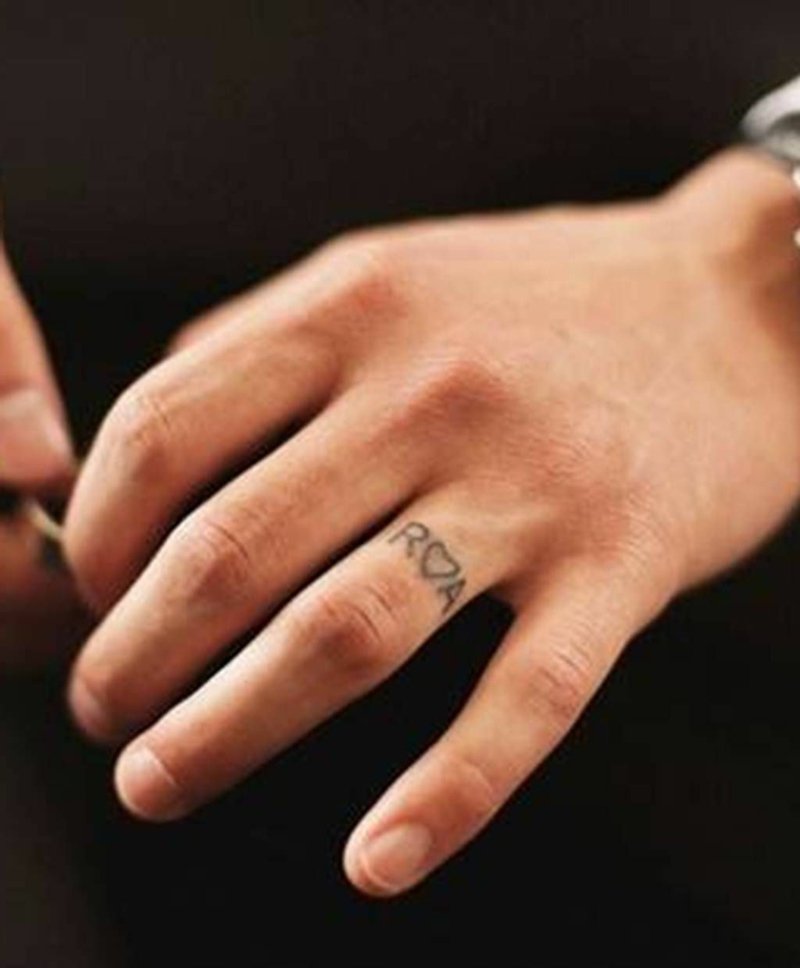 Tatouage d'anneau romantique de coeur d'initiales