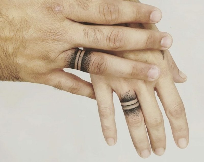 Anneaux de mariage tatouage magnifique idée frappante
