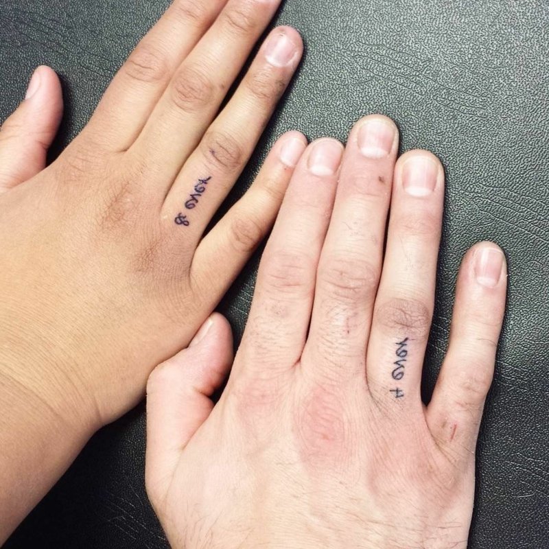 Anneaux de mariage tatouage mots contemplatifs