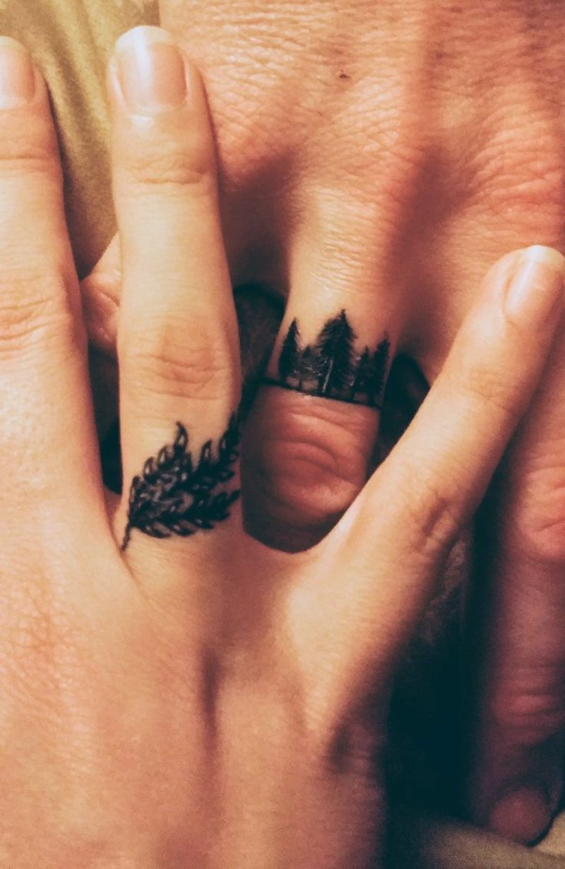 Le tatouage des alliances avec des motifs de la nature est vraiment génial
