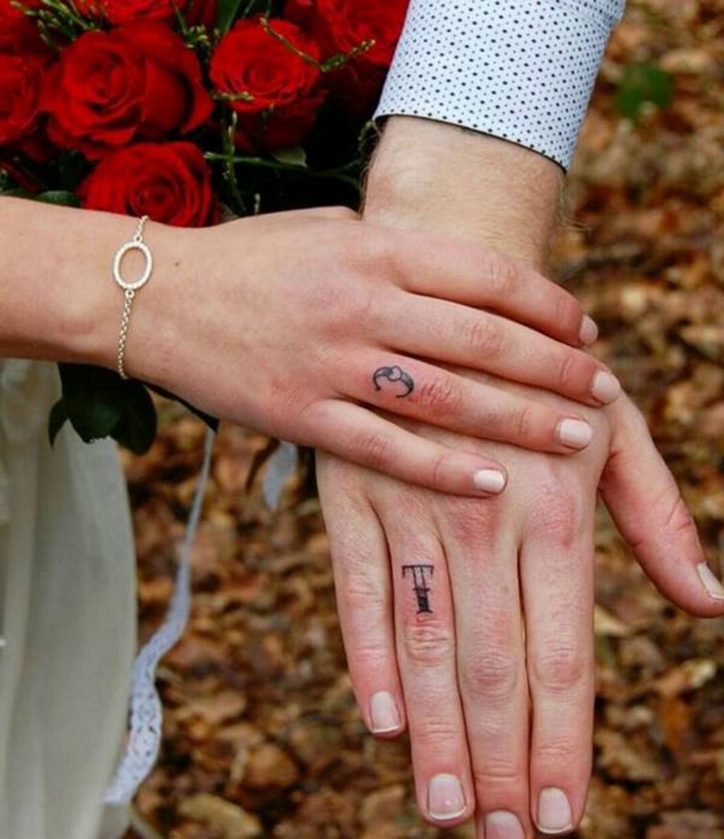 Initiales de tatouage de bagues de mariage