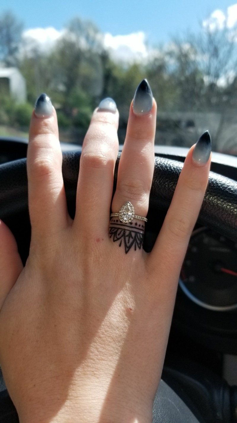 Bague de mariage tatouage motifs floraux