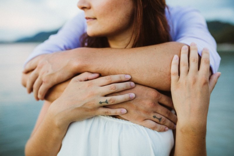 Les anneaux de mariage sont de bonnes idées pour les couples mariés