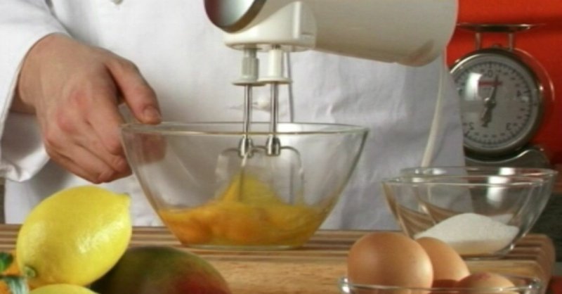 Tojás Beat Eggnog DIY A tojás a mixer legmagasabb fokozatát veri