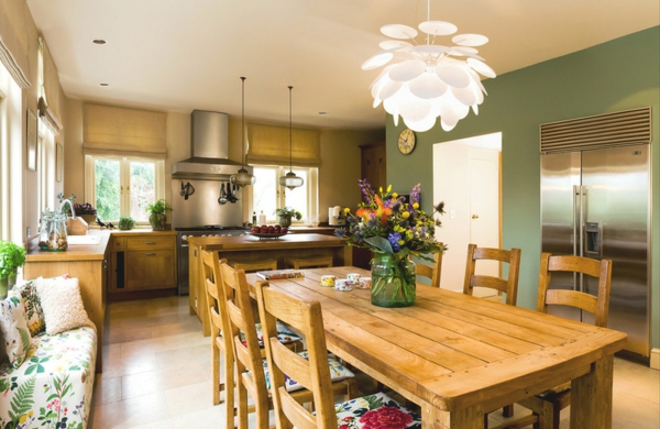 Dîner cuisine bois table chaise lustre fleurs canapé