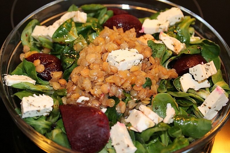 Báránysaláta vörös lencsével, sajttal és céklával Saláták Őszi báránysaláta lencsével