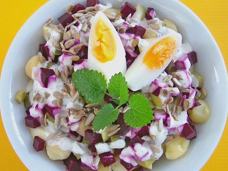 egészséges saláta burgonyával, céklával és főtt tojással egyszerű vacsora őszi receptek burgonyasaláta céklával