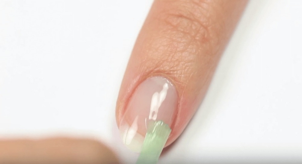 Faire disparaître les ongles déchirés avec une couche de base Ongle déchiré Comment conserver votre couche de base de manucure appliquer un vernis transparent