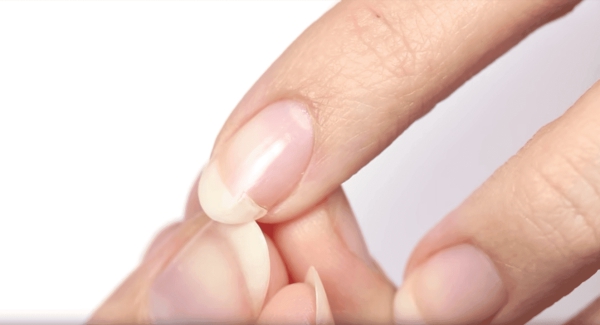 Si vous cassez un ongle, ne vous inquiétez pas Ongle fissuré Comment sauver votre manucure d'ongle cassé