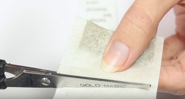 Compensez un ongle déchiré avec un sachet de thé Ongle déchiré Comment sauver votre manucure Couper des morceaux de sachets de thé ouverts