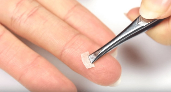 Réparer un ongle déchiré avec des morceaux de papier Ongle déchiré Comment conserver vos morceaux de sachet de thé de manucure coupés