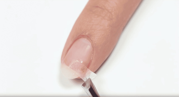 Réparer un ongle fissuré avec du papier sachet de thé Ongle déchiré Comment conserver votre papier de sachet de thé de manucure sur l'ongle