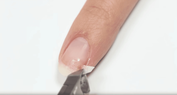 Réparer un ongle fêlé avec un sachet de thé Ongle déchiré Comment sauver votre manucure Sachet de thé coupez les bouts de papier