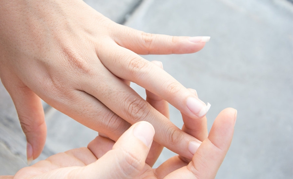 Réparer rapidement un ongle déchiré Ongle fêlé Comment sauver votre manucure d'ongle cassé