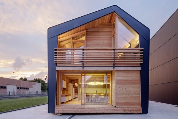 Belle construction avec un aspect bois - excellente idée construire des maisons préfabriquées en bois et en métal