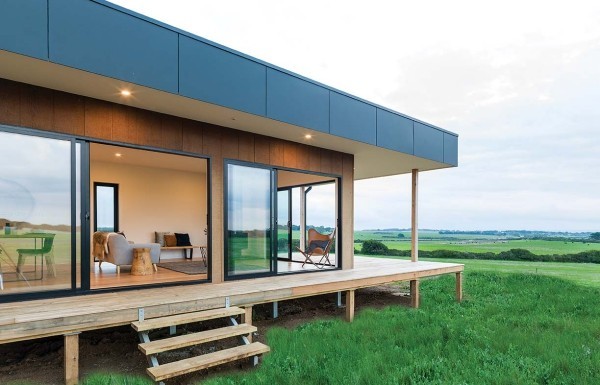 Construire une maison préfabriquée - au milieu d'un champ construire une maison préfabriquée sur le pré