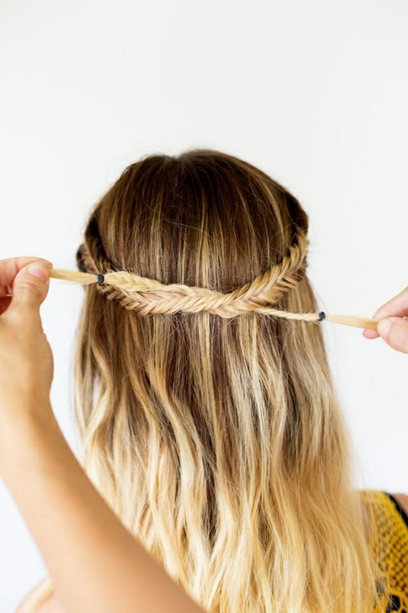 Coiffure bandeau mal tressée