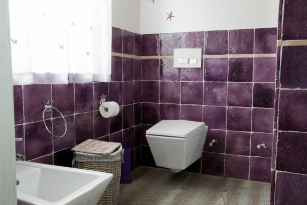 Dipingi le piastrelle del bagno in viola Idee per le piastrelle del bagno Pittura per le piastrelle Esempi per il bagno Colore delle piastrelle