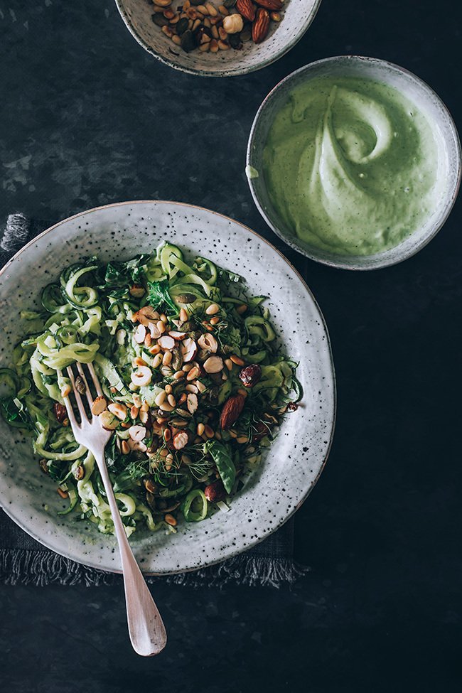La préparation d'une salade printanière aux courgettes