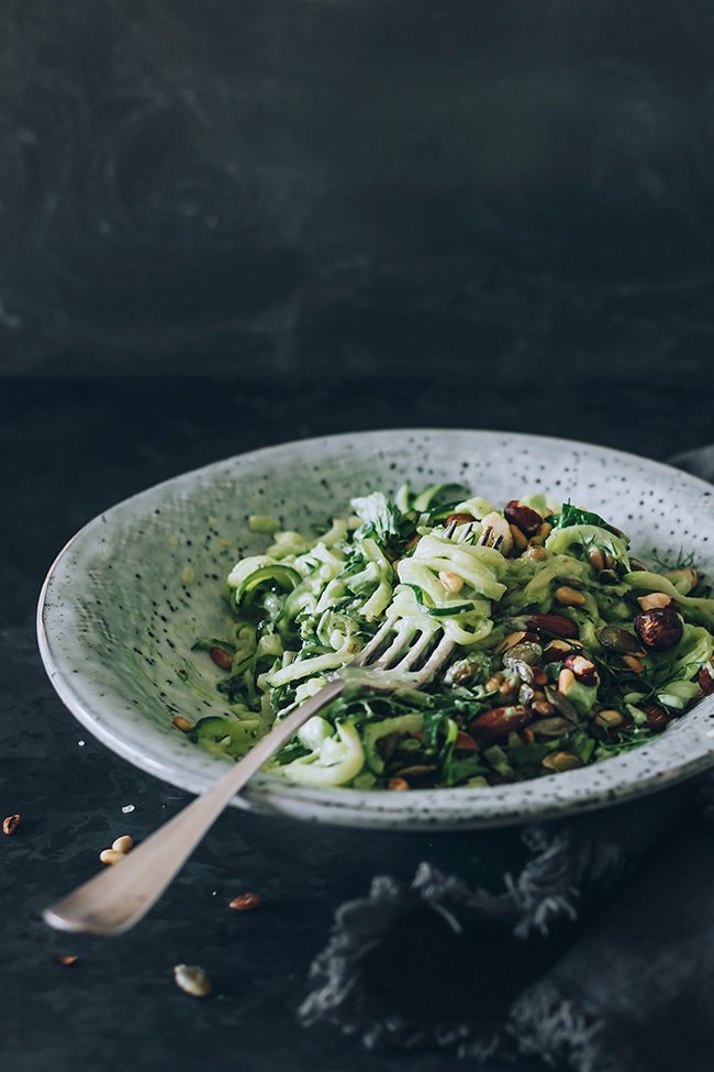 Savourez chaque bouchée de la salade printanière aux courgettes!