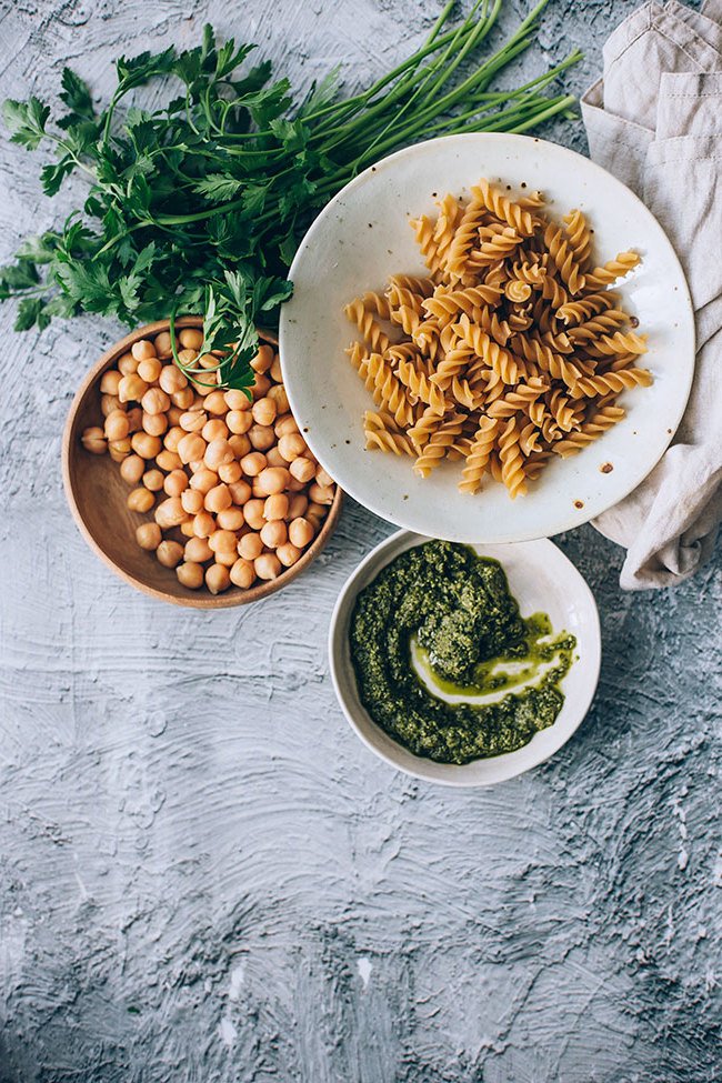 Aucune compétence culinaire particulière n'est requise pour préparer cette salade printanière, juste les bons ingrédients :