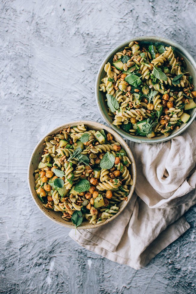 Prêt et prêt sur la table : Vous reniflez le délicieux arôme de la salade printanière ?