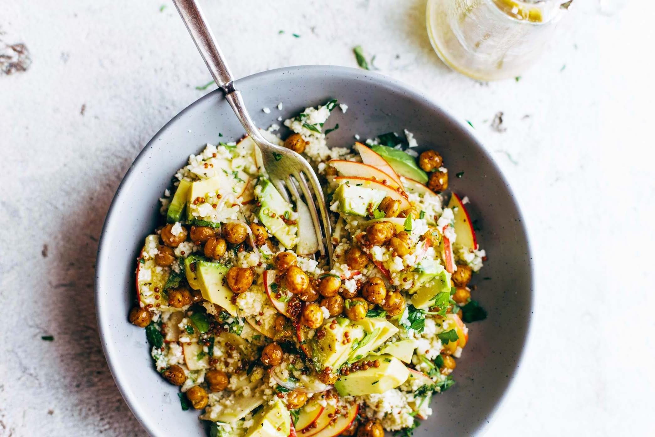 Qu'est-ce qui est vert, sain et nutritif ? - une salade printanière ! Faites confiance à nos recettes de 3 salades qui vous rendront la vie plus verte, plus savoureuse et plus amusante.